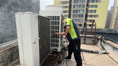 中央空調管道清洗的必要性-保持企業(yè)中央空調室內(nèi)空氣清新方法